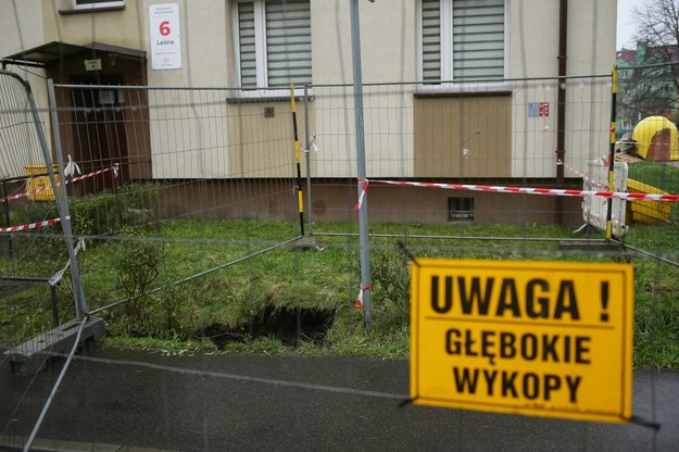 Dziura o głębokości około 40 metrów tuż przy wejściu do bloku przy ul. Leśnej pojawiła się w sobotę /Zbigniew Meissner /PAP