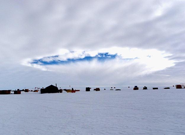 Dziura w chmurach nad Antarktydą zrobiona przez samolot. Na jej obrzeżach pojawiają się płatki śnieg /&copy; EurekNews.pl