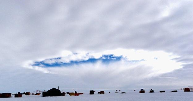 Dziura w chmurach nad Antarktydą zrobiona przez samolot. Na jej obrzeżach pojawiają się płatki śnieg /&copy; EurekNews.pl