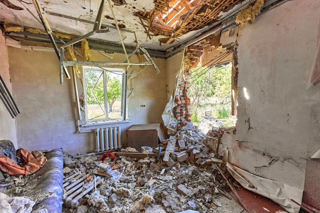 Dziura w domu po rosyjskim ostrzale w miejscowości pod Charkowem w północno-wschodniej części Ukrainy. /SERGEY KOZLOV /PAP/EPA