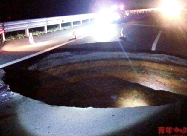 Dziura w nawierzchni autostrady w chińskiej prowincji Huang /MWMedia