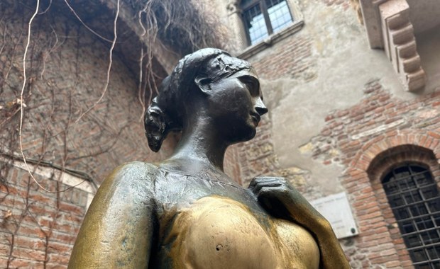 Dziura w piersi Julii. Turyści zniszczyli słynny posąg w Weronie 
