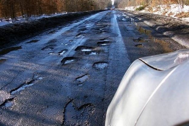 Dziurawych dróg w Polsce ciągle nie brakuje /INTERIA.PL