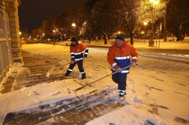 Dziury, popękany asfalt. Ulice w Rzymie zagrażają kierowcom 