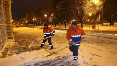 Dziury, popękany asfalt. Ulice w Rzymie zagrażają kierowcom 