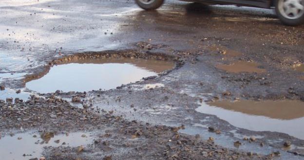 Dziury to poważny problem polskich dróg /INTERIA.PL