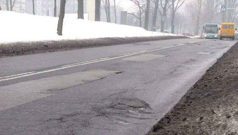 Dziury w ulicach - postrach kierowców. Zdjęcia reporterów RMF FM