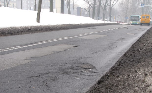 Dziury w ulicach - postrach kierowców. Zdjęcia reporterów RMF FM