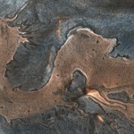 Dziwna formacja skalna na Marsie - wygląda jak smok