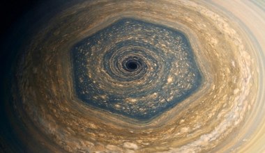 Dziwna struktura pojawiła się na Saturnie. Astronomowie rozkładają ręce