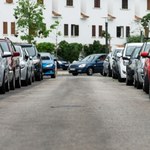 Dziwna zasada na parkingu pod blokiem. Nocą wsuwają 450 zł kary za wycieraczkę