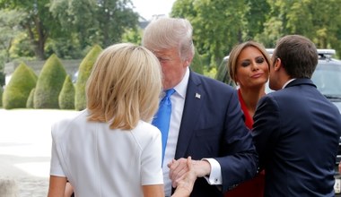 Dziwne uściski dłoni Donalda Trumpa. Tym razem padło na Brigitte Macron