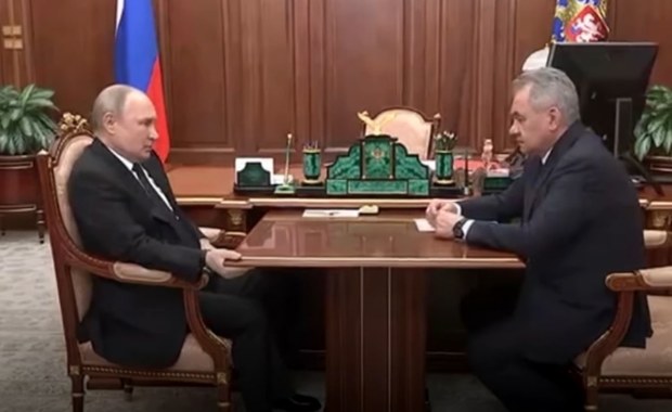 Dziwne zachowanie Putina w rozmowie z Szojgu. Kurczowo trzymał się stołu