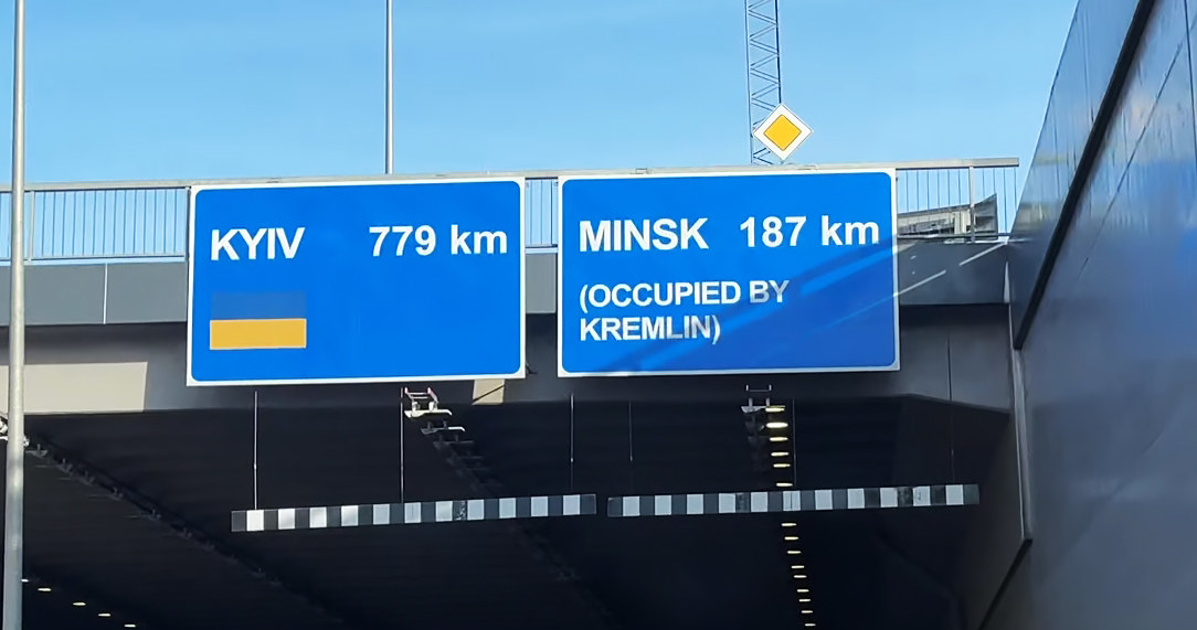 Dziwne znaki na litewskich autostradach. Rząd stawia sprawę jasno fot. Chojus Europe @YouTube /