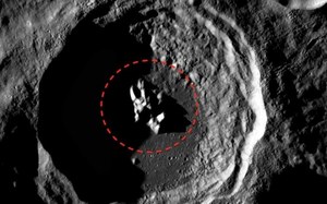 Dziwny obiekt w księżycowym kraterze