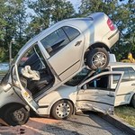 Dziwny wypadek na Opolszczyźnie. Samochód "zaparkował" na innym aucie