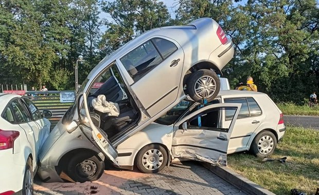 Dziwny wypadek na Opolszczyźnie. Samochód "zaparkował" na innym aucie