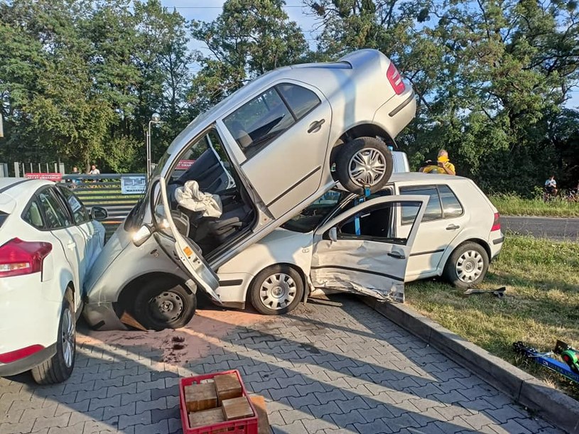 Dziwny wypadek na parkingu w Zdzieszowicach / fot. Komenda Powiatowa Państwowej Straży Pożarnej w Krapkowicach /