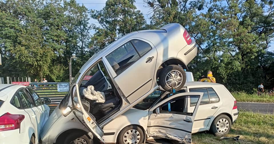 Dziwny wypadek na parkingu w Zdzieszowicach / fot. Komenda Powiatowa Państwowej Straży Pożarnej w Krapkowicach /