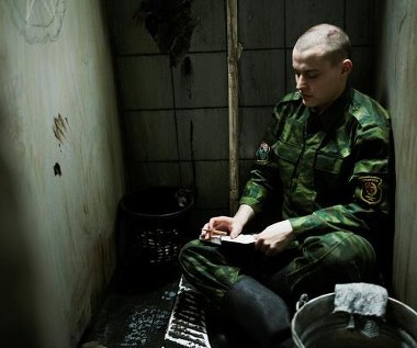 Dźmitry Vinsent Papko w scenie z filmu "Żywie Biełaruś!"