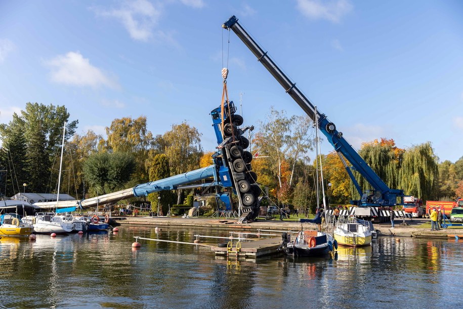 Dźwig, który przewrócił się w Szczecinie / 	Marcin Bielecki    /PAP