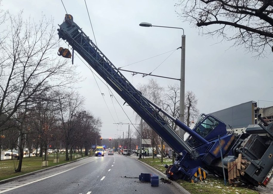 Dźwig przechylony nad drogą /KMP Sopot /Policja
