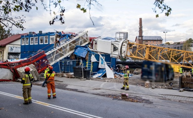 Dźwig przewrócił się w Wieliczce. Jedna osoba nie żyje, trzy są ranne