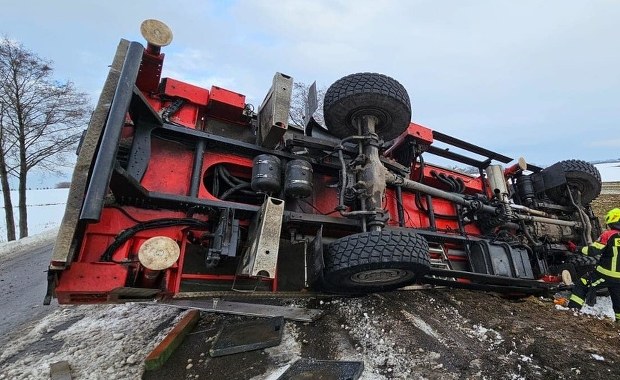 Dźwig wpadł do rowu przy drodze w rejonie Lublina