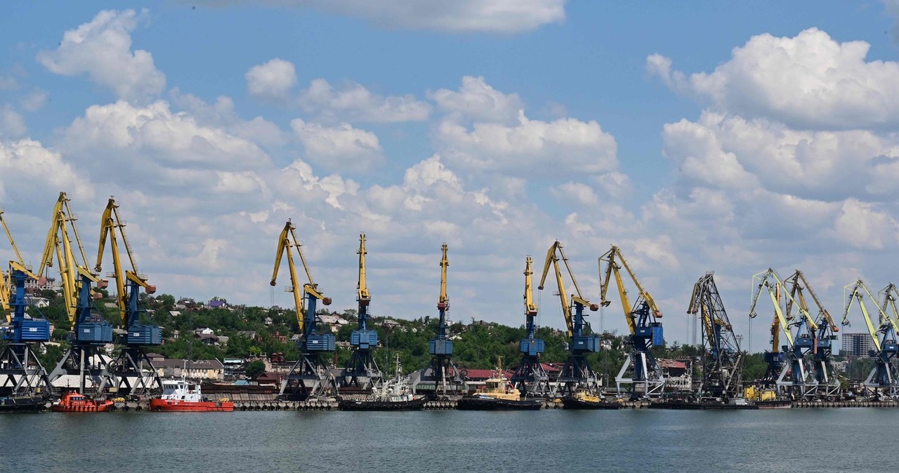 Dźwigi w porcie morskim Mariupol w czasie toczącej się wojny Rosji przeciwko Ukrainie (12 czerwca 2022 r.) /Jurij Kadobnov /AFP