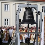 Dzwon "Pamięć i Przestroga" trafił do Wielunia. Upamiętnia 80. rocznicę wybuchu II wojny światowej 