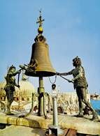 Dzwon z dwoma diabłami na wieży zegarowej w Wenecji /Encyklopedia Internautica