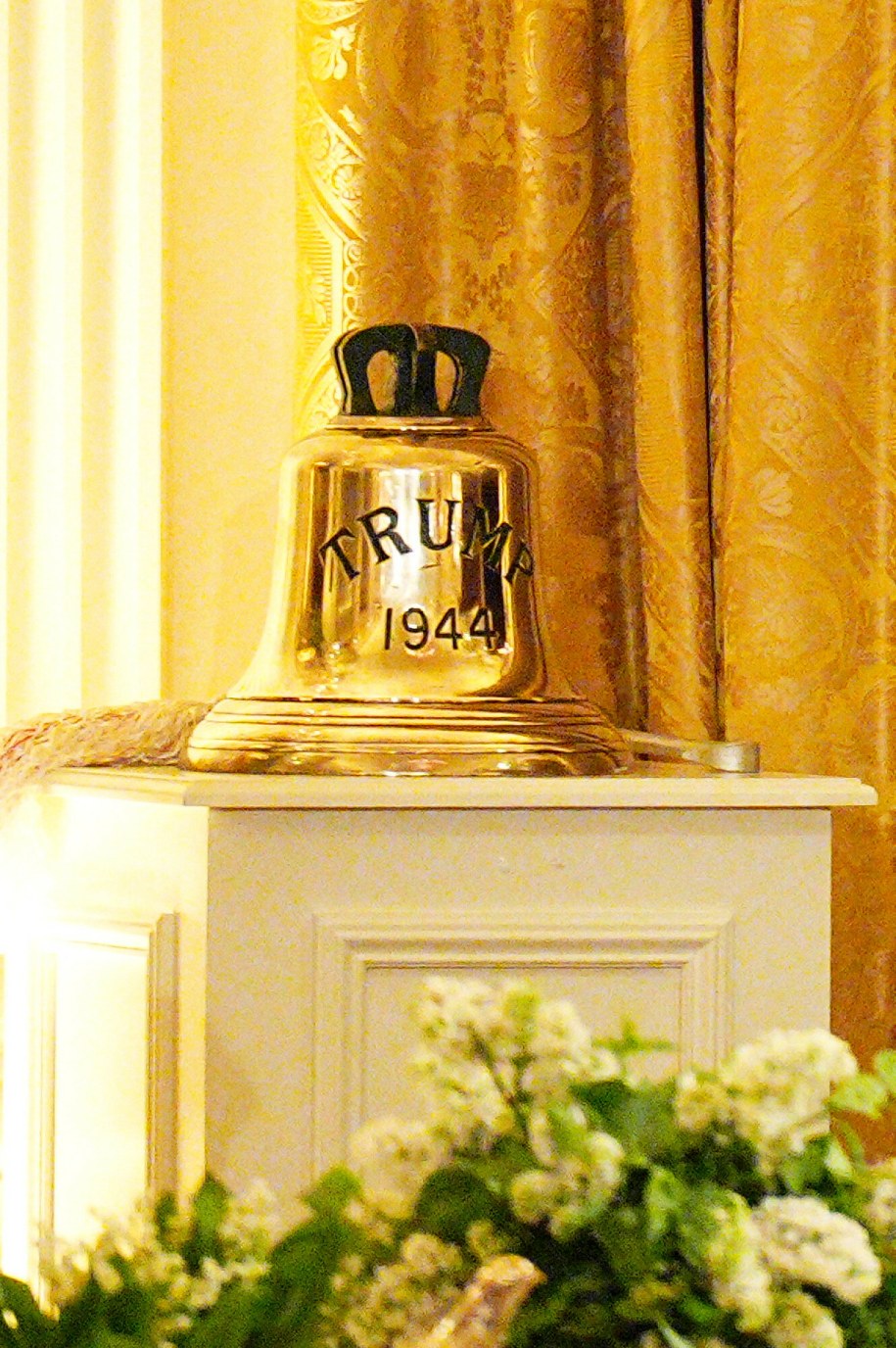 Dzwon z okrętu HMS Trump, który król Karol III podarował Donaldowi Trumpowi /Aaron Chown / Press Association