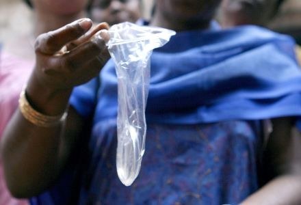 Dzwonek komórkowy przypominający i używaniu prezerwatyw może pomóc w walce z AIDS /AFP