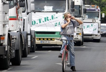 Dzwonienie na ulicy może być problemowe. /AFP