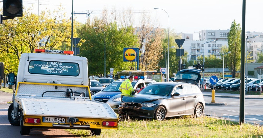 Dzwonisz na policję, a zjawia się laweta. Doświadczyłeś takiego zjawiska? /Artur Zawadzki /Reporter