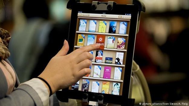 E-booki będą objęte obniżonymi stawkami VAT /fot. picture-alliance/Sven Simon/A. Fleig /Deutsche Welle
