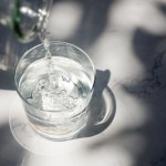 E.coli w wodzie źródlanej. Auchan apeluje do klientów