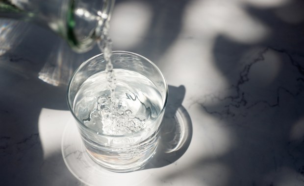 E.coli w wodzie źródlanej. Auchan apeluje do klientów