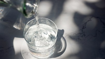 E.coli w wodzie źródlanej. Auchan apeluje do klientów