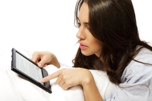 E-czytniki stają się coraz bardziej popularne - warto sobie taki kupić? /123RF/PICSEL