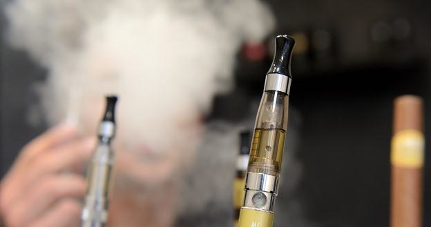 E-papierosy: Ważny spór o wkłady i jego zawartość /AFP