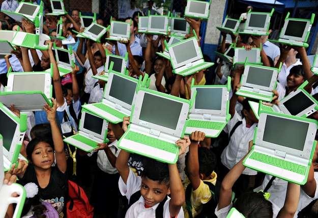 E-podręczniki dla szkół będą drogie? /AFP