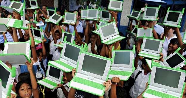 E-podręczniki dla szkół będą drogie? /AFP