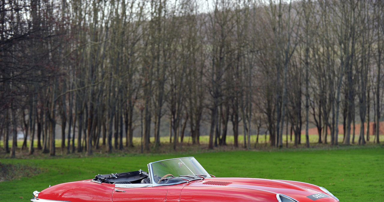 E-Type to jedno z najpiękniejszych aut świata. Silnik 3.8, 265 KM, 0-100: ok. 7 s. /Jaguar