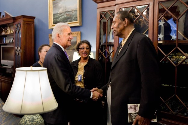 Earl Lloyd na spotkaniu z Joe Bidenem /PAP/Photoshot /PAP/EPA