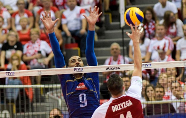 Earvin Ngapeth próbujący zablokować Fabiana Drzyzgę /fivb /