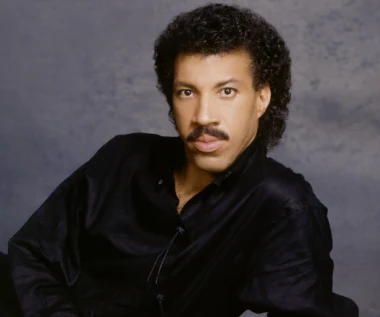 "Easy" to jeden z największych przebojów Lionela Richiego. W balladzie o rozstaniu brakuje gniewu