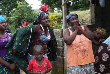 Ebola rozszerza się przez "nędzę i zakorzenione praktyki religijne"