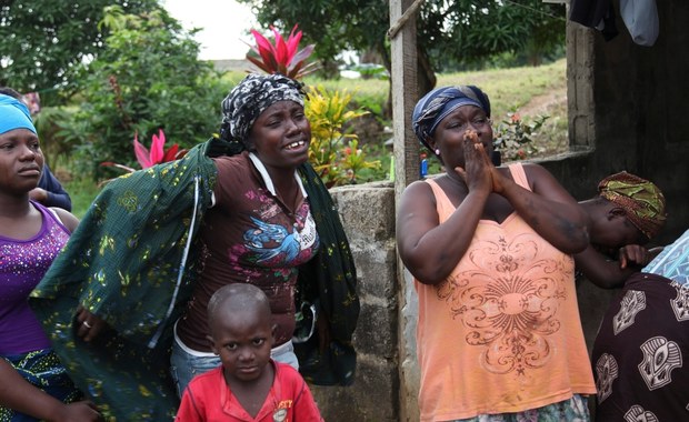 Ebola rozszerza się przez "nędzę i zakorzenione praktyki religijne"