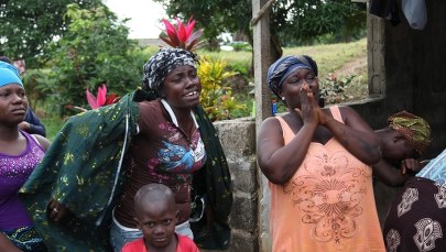 Ebola rozszerza się przez "nędzę i zakorzenione praktyki religijne"